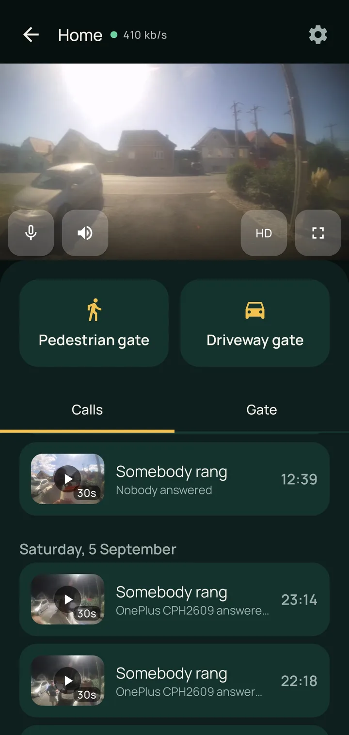 ajar cu imaginea de la poartă, câte un buton pentru fiecare poartă și lista apelurilor, fiecare cu un clip din ce a văzut camera.