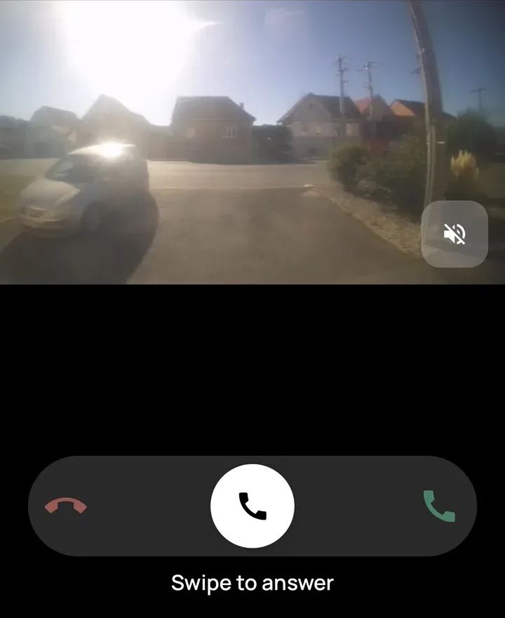 Poarta sună pe telefon: imaginea de la cameră și glisează ca să răspunzi.