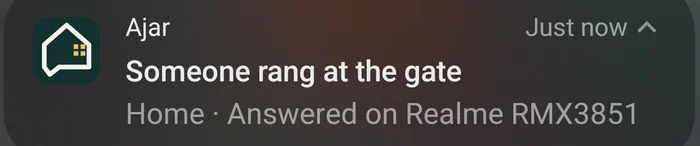 Notificare Android de la ajar: a sunat cineva la poartă. Acasă, răspuns pe Realme RMX3851.