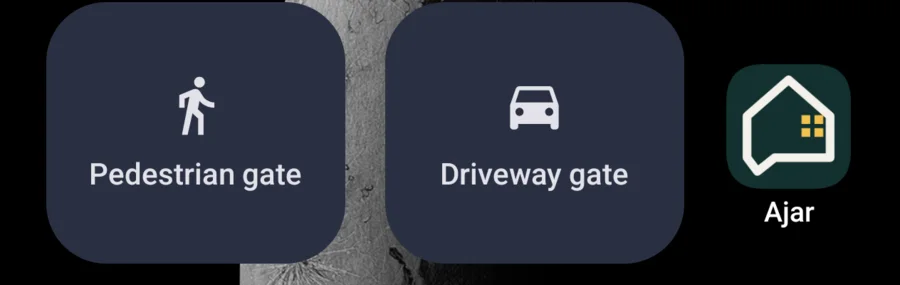 Două widgeturi ajar pe ecranul principal Android: unul pentru poarta pietonală, unul pentru poarta mare.